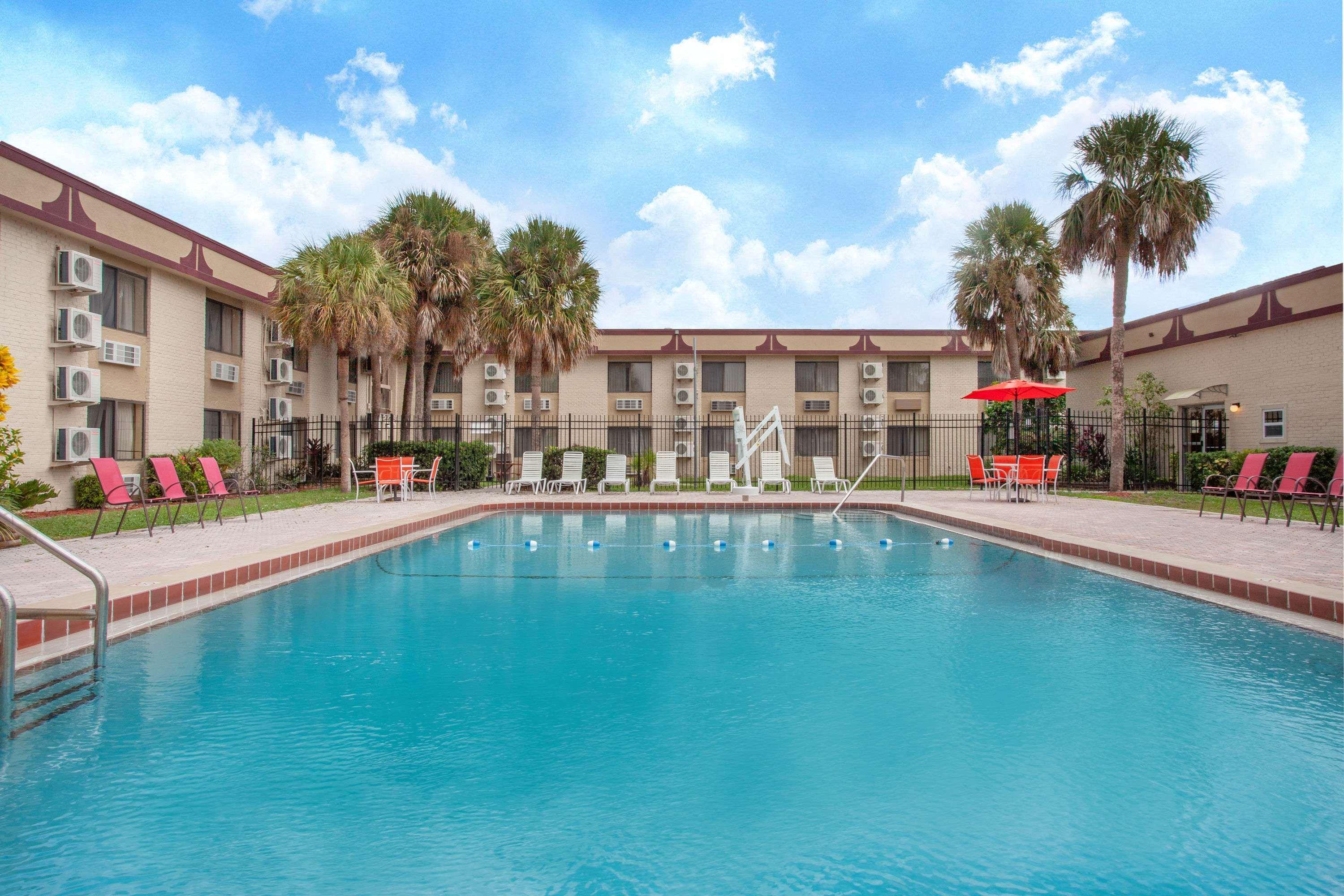 Space Coast Hotel Titusville-Kennedy Space Center Exterior photo